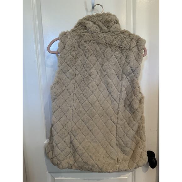 Carmen Marc Valvo Medium Faux Fur Vest Beige NWT - Picture 8 of 10